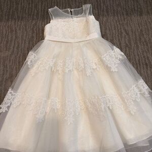 David’s Bridal Flower girl/ First Communion White Lace Dress Girls Size 5